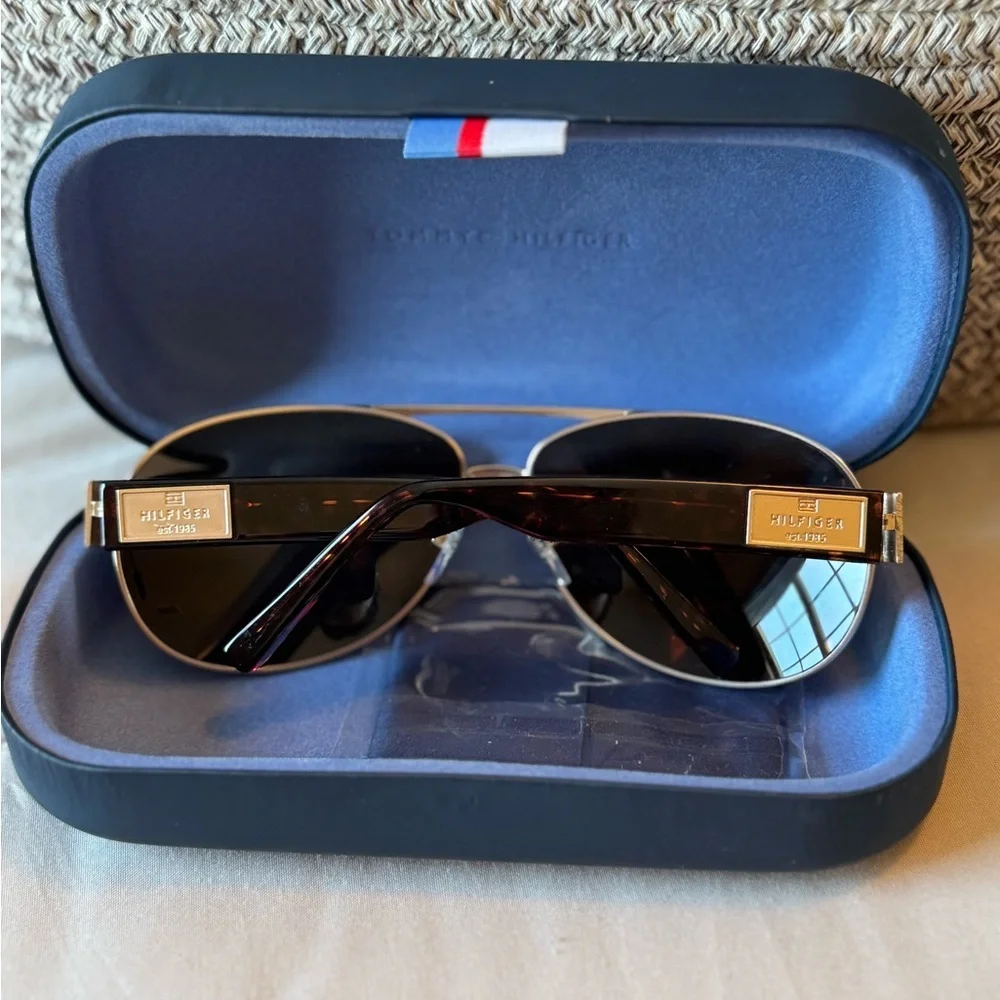 Tommy Hilfiger Silver Aviator Sunglasses With Sunglasses Case Unisex - Picture 4 of 5